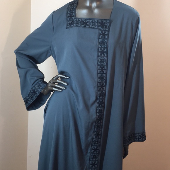 East Essence Abaya - Picture 1 of 3